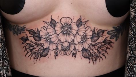 Plus Size Belly Tattoo, Underbust Tattoo Ideas, Plus Size Stomach Tattoo, Underbust Tattoo, Sternum Piece, Stomach Tattoos Women, Simple Arm Tattoos, Underboob Tattoo, Chest Tattoos For Women