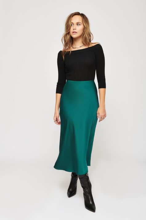 Teal Skirt Outfit, Green Satin Skirt Outfit, Green Midi Skirt Outfit, Satin Skirt Outfit Classy, Midi Skirt Outfit Winter, Green Satin Skirt, Green Silk Skirt, Midi Skirt Green, Silk Skirt Outfit