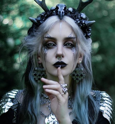 Witchy Makeup, Silver Armor, Dark Fae, Gold Armor, Creepy Halloween Makeup, Strega Fashion, Fairy Cosplay, Ren Fair, Fairy Makeup