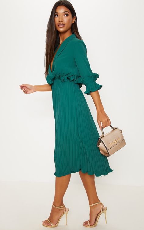 Dress Ideas For Wedding Guest, Midi Dress Heels, Emerald Green Dress Outfit, Green Dress Outfit, Neon Prom Dresses, Spring Outfits Dresses, Going Out Dress, Emerald Green Dresses, Green Wrap