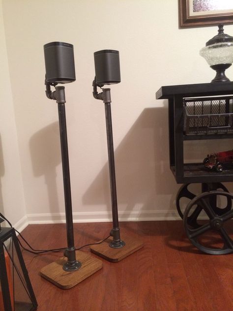 Sonos Play:1 DIY vintage industrial style speaker stands Surround Sound Speaker Stands, Homemade Speakers, Speaker Stands Diy, Surround Speakers, Surround Sound Speakers, Diy Pipe, Sound Speaker, Vintage Industrial Style, Pipe Furniture