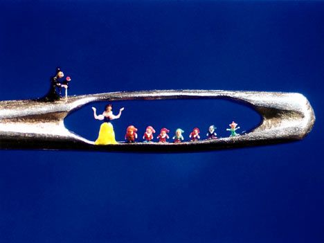 Snow White and seven dwarfs Mini Sculptures, Micro Art, Miniature People, All The Small Things, Tiny World, Small Sculptures, Mini Things, Needle Art, Small Art