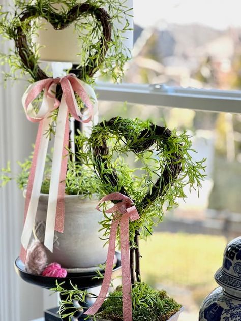 Valentine's Day heart topiaries with pink and white bows. Valentines Topiary Diy, Heart Topiary Diy, Cottage Valentine Decor, Valentine's Day Home Decor Ideas, Valentines Vignettes, Valentine Porch Decorating Ideas, Valentine Topiary, Valentine Vignette, Heart Topiary