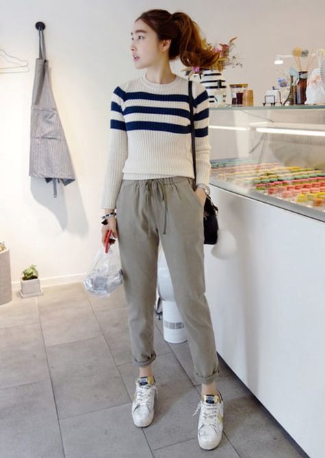 10 Ide OOTD dengan Jogger Pants untuk Wanita, Santai Tetap Modis , Tren jogger pants tahun 2015 masih terus berlanjut hingga sekarang. Bahkan jogger pants memiliki beragam bahan, warna, model yang , https://www.dailysia.com/10-ide-outfit-jogger-pants-untuk-cewek-santai-namun-tetap-modis/ Outfit Jogger Pants, Outfit Jogger, Outfit Ideas Korean, House Wear, Airport Outfits, Black Jeans Outfit, Seoul Fashion, Korean Fashion Casual, Korean Fashion Trends