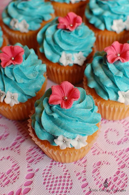 So Pretty! by Little Cottage Cupcakes, via Flickr Blue Hawaiian Cupcakes, Hawaiian Themed Cupcakes, Summer Birthday Cupcakes, Tropical Cupcakes Decoration, Luau Cupcake Ideas, Summer Cupcake Designs, Aloha Cupcakes, Wave Cupcakes, Preppy Cupcakes