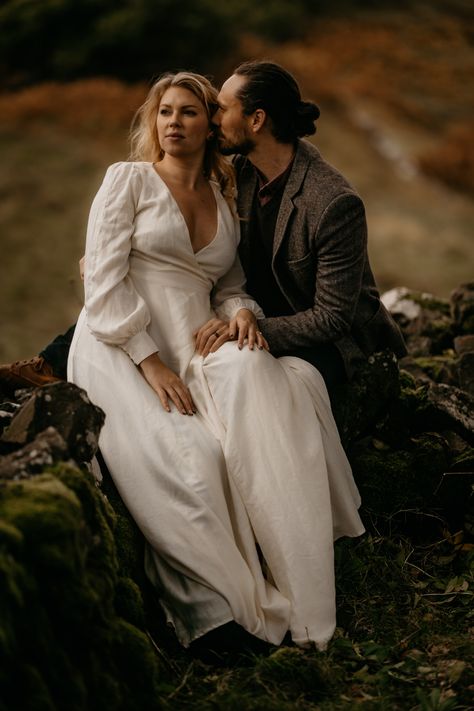 Keetin and Dylan travelled to the Isle of Skye, Scotland for their Outlander themed engagement photosession, and it was epic! Outlander Photoshoot, Scotland Honeymoon, Outdoor Elopement, The Isle Of Skye, Elopement Packages, Romantic Wedding Photography, Skye Scotland, Beautiful Wedding Photography, Wales Uk