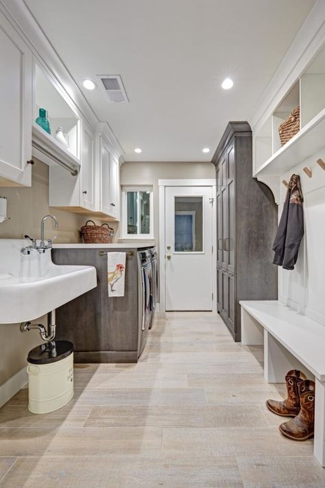 Contemporary Country Home, Farmhouse Laundry Room Ideas, Modern Farmhouse Laundry Room, Laundry Room/mudroom, Farmhouse Mudroom, Laundry Mudroom, Laundry Room/mud Room, Rustic Laundry Rooms, Stylish Laundry Room