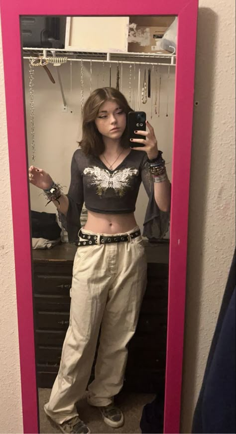 Tight Top Loose Pants Outfit, Tight Top Loose Pants, Tight Shirt Loose Pants Outfit, Rock Girl Style, Mitski Concert, Loose Pants Outfit, Cargo Pants Outfits, Downtown Outfits, 2000s Fashion Outfits