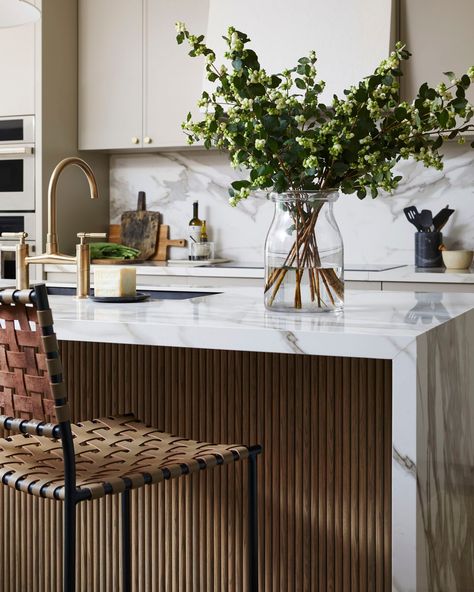 waterfall marble kitchen island Kitchen Island Ideas Waterfall, Waterfall Quartz Island, Waterfall Peninsula Kitchen, Waterfall Island Kitchen Quartz, Kitchen Island Waterfall Edge, Black Marble Island, Marble Waterfall Island, Modern Kitchen Island Ideas, Waterfall Kitchen Island