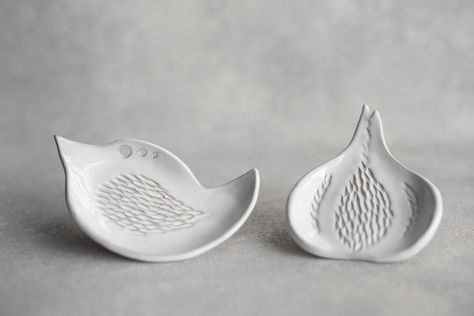 "Adorable bird garlic grater would love to help you in your kitchen! The perfect tool to grate and strip your fresh ingredients. Each grater is uniquely designed and hand formed from a slab of clay and hand punctured to create a perfect grating surface. Works great while looking cute and would make a great gift! WHAT IT QUICKER? CHECK OUT OUR READY TO SHIP LISTING HERE: https://www.etsy.com/listing/1367144717/bird-garlic-grater-herb-stripper-ceramic?click_key=d0c0a679d99bca52932ceb90a07be1fb18bc Garlic Grater Plate, Beginners Ceramics, Handbuilt Pottery, Garlic Grater, Slab Ceramics, Best Butter, Slab Pottery, Fresh Ingredients, Kitchen Dishes