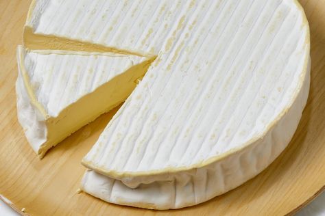 The Correct Way to Slice Brie https://www.thekitchn.com/how-to-eat-brie-cheese-23610319?utm_source=RSS&utm_medium=feed&utm_campaign=Category%2FChannel%3A+main #rtplease #recipes How To Eat Brie, Brie Cheese Recipes, Brie Puff Pastry, Types Of Snacks, Baked Cheese, Brie Cheese, Holiday Snacks, Food Network Magazine, Cheese Topping