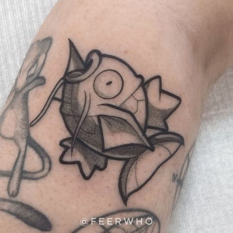 American Traditional Pokemon Tattoo, Magikarp Art, Magikarp Tattoo, Pokemon Flash Tattoo, Tatuaje Studio Ghibli, Pokemon Tattoos, Taboo Tattoo, Old Pokemon, Tattoo Anime