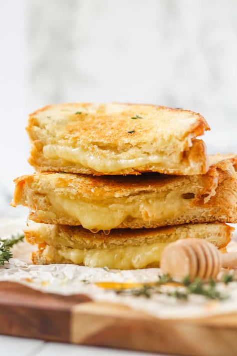 A delicious combination of old cheddar and gruyere cheese sandwiched between sourdough bread for the tastiest Cheddar and Gruyere Grilled Cheese. Gruyere Grilled Cheese, Easy Vegetarian Dinner Recipes, Cheese With Honey, Cheese And Honey, Yummy Sandwiches, Vegetarian Dinner Recipes, Grilled Cheese Recipe, Gourmet Grilled Cheese, Cheese Sandwich Recipes