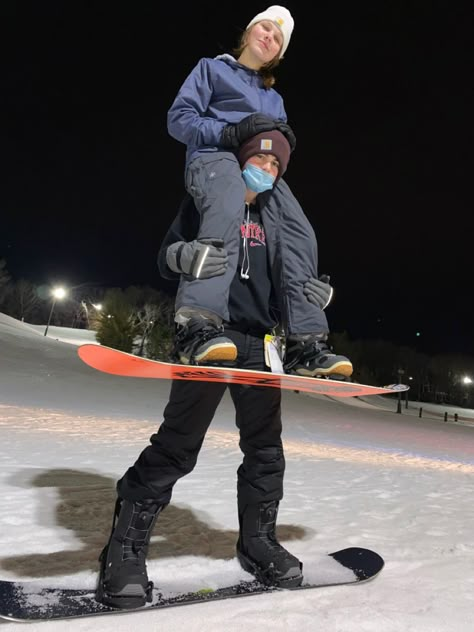 Snow Clothes Outfits, Snow Board Couple, Snowboarding Couple Pictures, Couple Snowboarding Pictures, Snowboarding Couple Aesthetic, Ski Poses, Couple Skiing Pictures, Couples Snowboarding, Snowboard Couple