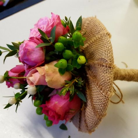 Small posy with a collar Hand Tied Bouquet With Collar, Make A Bouquet, Modern Wedding Bouquets, Fabric Flower Bouquet, Making A Bouquet, Hand Tied Bouquet, Modern Flower Arrangements, Crepe Paper Flowers, Level 4