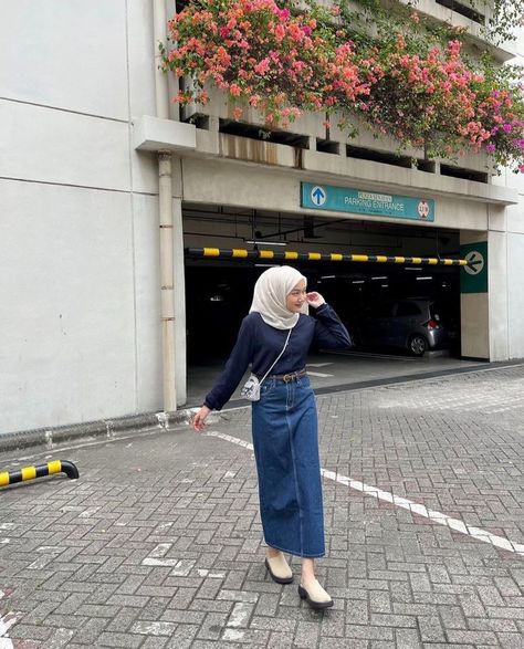 #inspirasiootdberhijab #remajamuslimah #hijabmagazine #stylehijab #selebgramhijab #selebgramindonesia #ootdhijabnusantara #dailyhijabindo #mirrorselfie #ootdhijabstyle Rok Jeans Hijab Ootd, Navy Jeans Outfit, Ootd Rok Jeans Hijab, Ootd Navy, Ootd Rok Jeans, Ootd Hijab Simple, Span Skirt, Hijab Simple, Stylish Outfits Casual