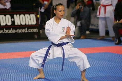 Karate Photos, Karate Outfit, Karate Kata, Judo Karate, Women Karate, Sport Karate, Mma Girls, Perfect Physique, Female Martial Artists