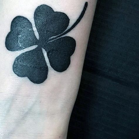 Simple Guys 4 Leaf Clover Tattoo Ideas On Wrist Four Leaf Clover Tattoo For Men, 4 Leaf Clover Tattoo Men, 4 Leaf Clover Tattoo, Tattoos Black And White, Lisa Tattoo, Leaf Clover Tattoo, Four Leaf Clover Tattoo, Luck Tattoo, Clover Tattoo