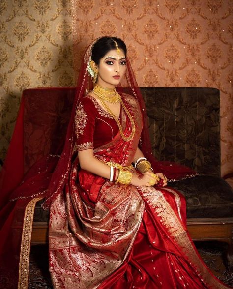 Bengali Bride Outfits, Bengali Saree Makeup Look, Bridal Saree Bengali, Red Dupatta For Bride, Bengali Wedding Blouse Designs, Bengali Wedding Makeup, Bengali Bride Blouse Designs, Bengali Bridal Blouse Designs, Banarasi Saree Bride