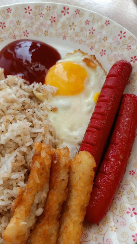 hotsilog hotdog itlog egg hash brown potato fried rice sinangag ketchup Breakfast Aesthetic Filipino, Breakfast In Philippines, Filipino Breakfast Aesthetic, Philippine Breakfast, Philippines Breakfast, Pinoy Breakfast, Breakfast Snap, Chinese Breakfast, Filipino Breakfast