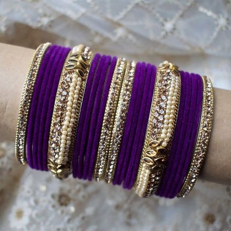 Purple Bangles, Jewellery For Wedding, Purple Border, Flower Jewelry Designs, Thread Bangles Design, Beautiful Bangles, Bridal Chura, Colorful Bangles, Neck Pieces Jewelry