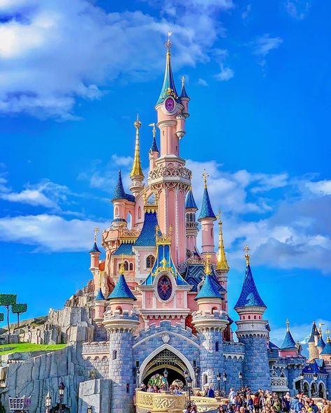 disneyladies on Instagram: “#Repost @bestparks.pictures • • • • • • Sunny day on Sleeping Beauty Castle 😚⭐️🥰🌞🏰✨ @disneylandparis  #disneylandparis #disneyland…” Best Places In New York, Paris Castle, Disneyland Paris Castle, Disney Bucket List, Disney Castles, Disneyland World, Disneyland Castle, Frozen Pictures, Fairy Castle