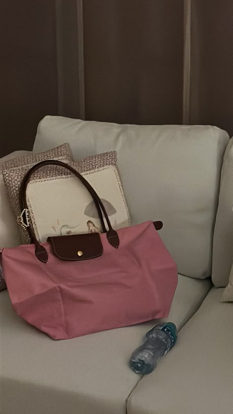 Pink Longchamp Bag Outfit, Penelope Core, Pink Longchamp Bag, Longchamp Bag Outfit, Long Champ Bag, Life In Pieces, Long Champ, Longchamp Bag, Color Combinations For Clothes