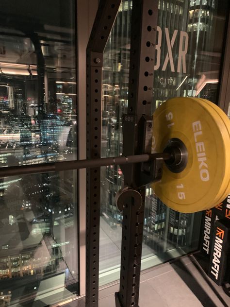 Gym BXR bank London Bridge Squat Rack Aesthetic, Workout Girly, Gym Squat Rack, Gym Pics, City Gym, Weighted Squats, Aesthetic London, Fitness Aesthetic, Gym Weights