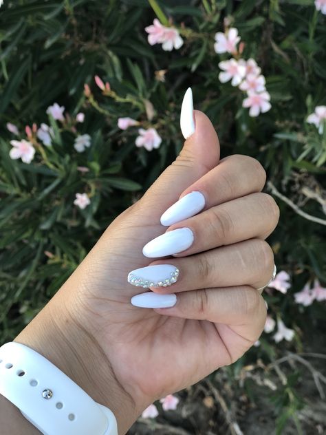 White Nails With Gems Rhinestones, White Fancy Nails, White Gem Nails, White Rhinestone Nails, White Nails With Gems, White Nails With Rhinestones, White Oval Nails, Dance 2023, White Almond Nails