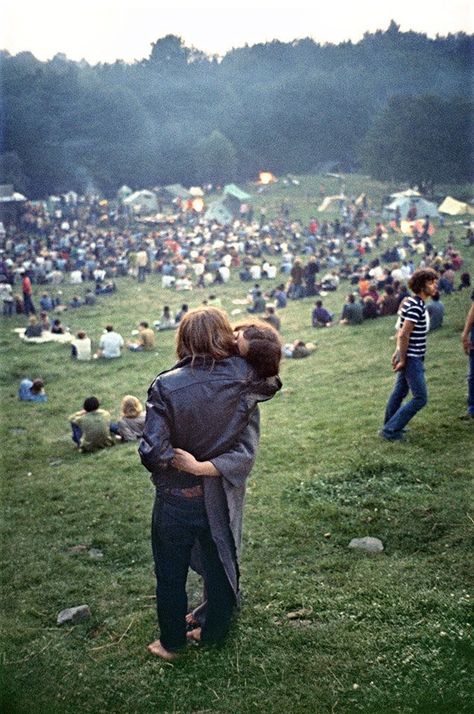 Woodstock | kiss | 1960s | music festival | lovers | iconic weekend in history Music Festival Photography, 1969 Woodstock, Woodstock Photos, Woodstock Hippies, Woodstock Music, Woodstock 1969, Festival Photography, Woodstock Festival, Hippie Movement