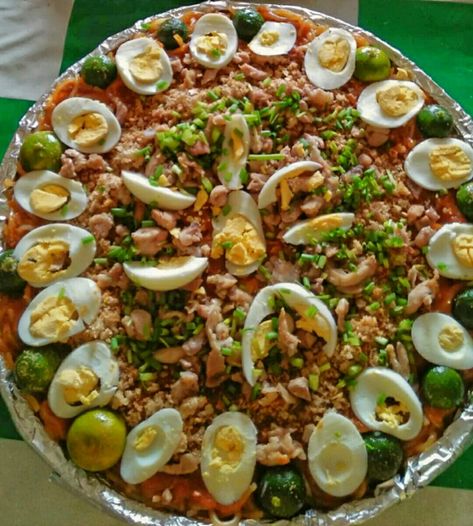 Pancit Palabok Pancit Palabok Recipe, Filipino Food Party, Pancit Palabok, Snap Food, Filipino Recipes, Healthy Breakfast Recipes, Food Store, Vegetable Pizza, Cobb Salad