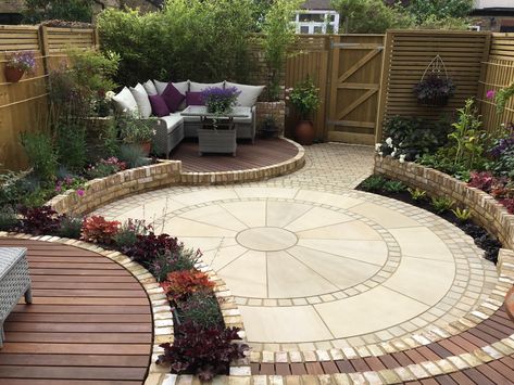 Circular Cottage Garden, Corner Garden Patio Ideas, Circular Patio Ideas, Curved Garden Design, Circle Garden Design, Garden Fencing Ideas, Circular Garden Design, Circular Garden, Circle Garden