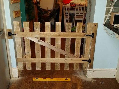 #ChildGate, #DogGate Pallet Gate, Pallet Stairs, Diy Dog Gate, Pallet Kids, Kids Gate, Pallet Playhouse, Dog Organization, Wooden Gate, 1001 Pallets