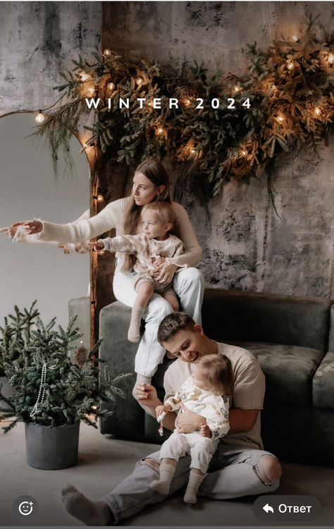 Christmas Scene Photoshoot, Minimalistic Christmas Photoshoot, Glam Holiday Photoshoot Family, Photo Set Ideas, Studio Christmas Mini Sessions Family, Lifestyle Christmas Photoshoot, Christmas Photos Outdoor, Christmas Studio Setup, Christmas Set Photography