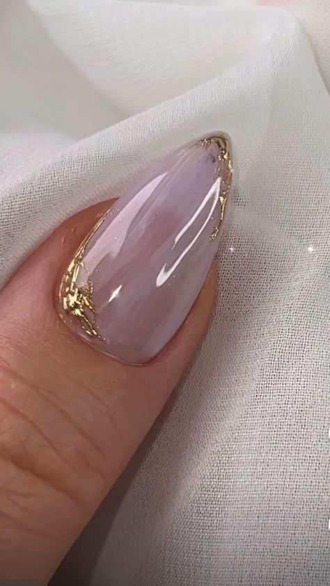 Wedding Nails With Crystals, Almond Shape Gel Nails Ideas, Almond Nails With Foil Flakes, Gold Liner Nail Art, Silver Nails Almond Shape Sparkle, Shinny Nails Ideas, Gold Glitter Design Nails, Almond Acrilyc Nails Ideas, Minimal Crystal Nails