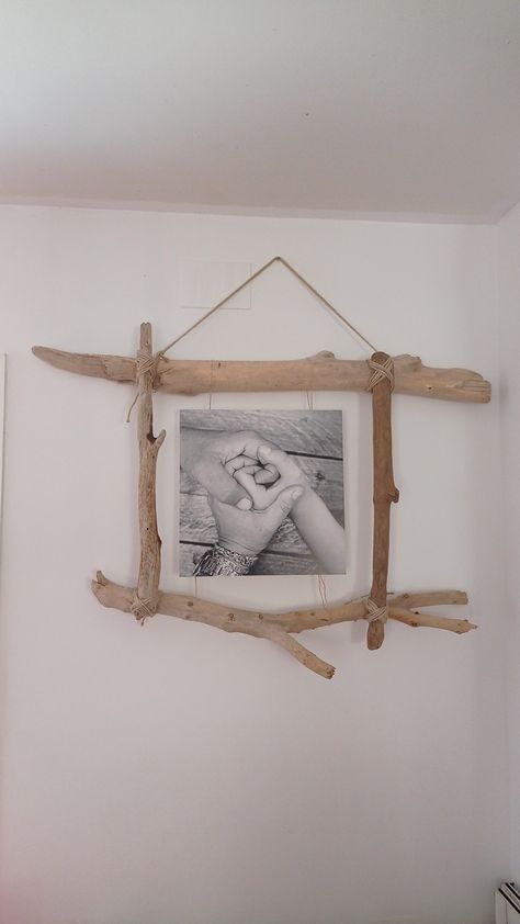 Driftwood Picture Frames, Wooden Frame Diy Ideas, Drift Wood Picture Frames, Driftwood Photo Hanger, Driftwood Picture Frames Diy, Twig Frame, Driftwood Frame, Stick Frame, Driftwood Projects