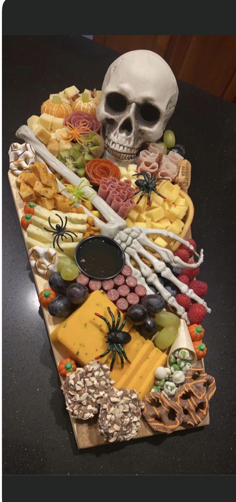 Halloween Charcuterie Board Lunch, Halloween Meat Tray, Halloween Pregame, Rip 30s, Spooky Charcuterie Board, Halloween Buffet Table, Halloween Snack Ideas, Charcuterie Trays, Halloween Apps