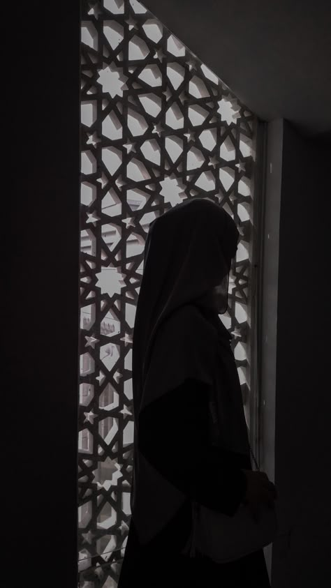 Dark Ramadan Aesthetic, Mosque Dark Aesthetic, Hijabi Black Aesthetic, Islam Black And White Aesthetic, Black Aesthetic Islam, Islamic Dark Background, Aesthetic Islamic Pics, Dark Islamic Wallpapers Aesthetic, Arab Vibes Aesthetic