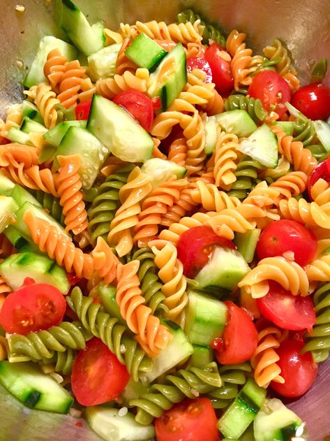 Rotini Salad, Pasta Salad Vegan, Rotini Pasta Recipes, Tri Color Pasta Salad, Rotini Pasta Salad, Midnight Munchies, Tri Color Pasta, Cold Pasta Salad Recipes, Easy Pasta Salad Recipe