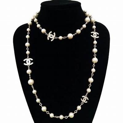 chanel pearls necklace - Yahoo Search Results Chanel Gold Necklace, Gold Chain Necklace Womens, Chanel Necklaces, Pearl Gold Chain, Delicate Pearl Earrings, Chanel Pearl Necklace, Necklace Chanel, Chanel Jewelry Necklace, Classic Pearl Necklace