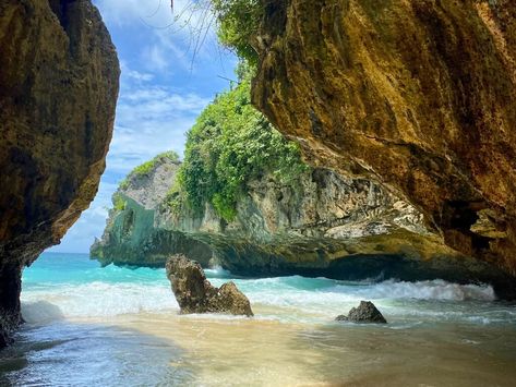 Suluban Beach, Uluwatu Beach, Bali Travel Photography, Cave Entrance, Uluwatu Bali, Tropical Sun, Bali Travel Guide, Travel Route, Hidden Beach