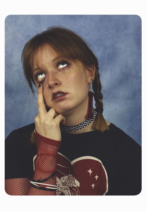 Goth Yearbook Photo, Early 2000s Aesthetic Grunge, 90s Yearbook Photos, 1990s Photography, Orla Gartland, Anna Coleman, Yearbook Photoshoot, Celebrity Yearbook Photos, Goth Prom