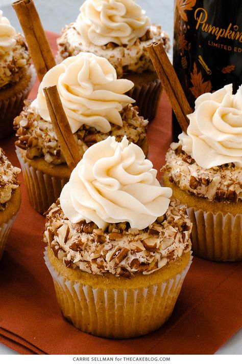 Bailey's Pumpkin Spice Cupcakes | by Carrie Sellman for TheCakeBlog.com Fall Cupcakes Recipes, Pumpkin Spice Latte Cupcakes, Boozy Cupcakes, Fall Cupcakes, Boozy Desserts, Cupcakes Decorados, Gourmet Cupcakes, Spice Cupcakes, Cupcake Flavors