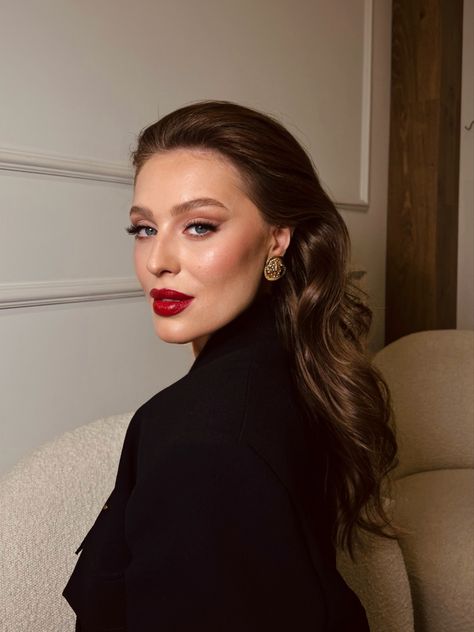 Изящный образ в стиле old money Red Lips Black Outfit, Makeup Looks For Black Dress Classy, Bride With Red Lipstick, Makeup Instagram Feed, Elegant Hair And Makeup, Black Dress Red Lips, Red Lips Outfit, Makeup With Red Lipstick, Red Lip Makeup Look