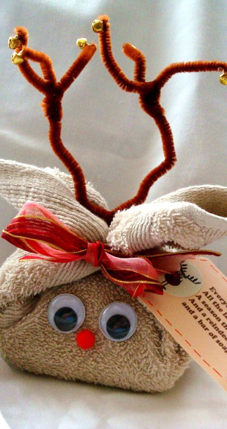 DIY Washcloth Reindeer with tag ~ Cute way to give a bath gift Baby Washcloth Animals, Washcloth Animals, Washcloth Crafts, Baby Gifts To Make, Towel Animals, How To Fold Towels, Diy Gifts For Kids, Towel Crafts, Bath Gift