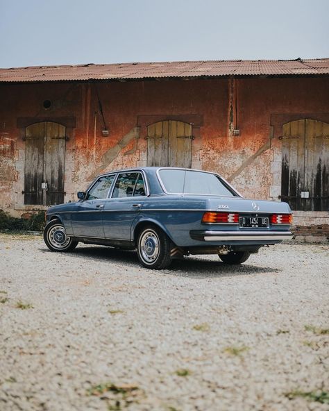 We’re a big fan of blue on blue Mercedes, and this “Le Smurf” 1977 W123 200 is one of the reason. It really is an eye candy that you can… Blue Mercedes, Mercedes 200, Vintage Mercedes, Mercedes W123, Benz Classic, Mercedes Benz Classic, Re A, An Eye, Motor Car