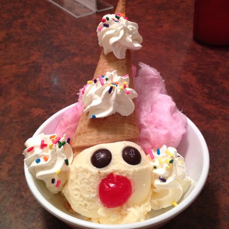 This is some very cute clown ice cream if you now Farrell's you can get it there it's called clown Icecream it's very delicious hope u all like it when u try it Clown Ice Cream Cones, Clown Ice Cream, Ice Cream Clown, Circus Food, Pastel Cupcakes, Cute Clown, Food Is Fuel, Cute Desserts, Fake Food