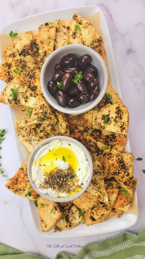 This Homemade Baked Pita Chips with Zaatar recipe is a delicious way to use your leftover pita bread. They make for a great snack Zaatar Pita Chips, Avocado Hummus Recipe, Pita Chips Recipe, Lebanese Lentil Soup, Zaatar Recipe, Baked Pita Chips, Homemade Pita Chips, Air Fryer Recipes Chicken Breast, Whole Wheat Pita Bread