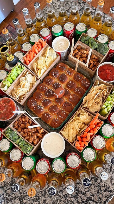 SNACK STADIUM // The easiest way to impress your guests on super bowl 🏈 ITEMS USED: SLIDERS: 1 24 pack kings hawaiian buns 1 pack sliced … | Instagram Kc Chiefs Super Bowl Snacks, Football Stadium Charcuterie Board, Chiefs Charcuterie Board, Super Bowl Sliders, Football Charcuterie Board, Samantha Bauchmann, Football Game Snacks, Super Bowl Snack Stadium, Football Themed Food