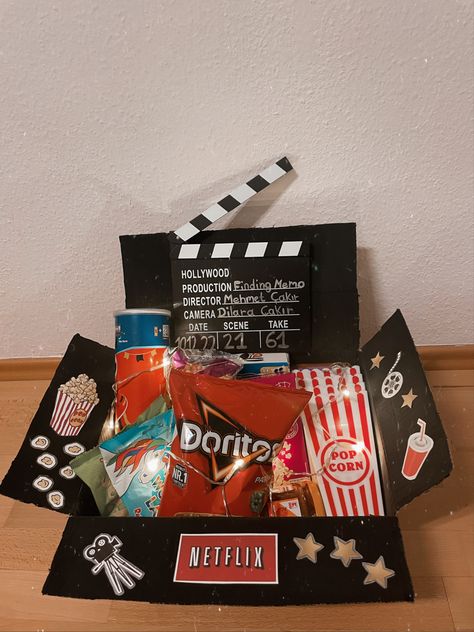 Teen Movie Night, Movie Night Box, Kino Box, Diy Movie Night, Cardboard Crafts Kids, Netflix Gift, Movies Box, Movie Night Party, Cheap Christmas Gifts